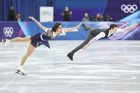 ◎ 2月15日晚,冬奧會花樣滑冰項目雙人滑短節目比賽在意大利米蘭舉行。圖為法國組合卡米爾·科瓦列夫(左)、帕維爾·科瓦列夫在比賽中。(中新社記者 蔣啟明 攝)