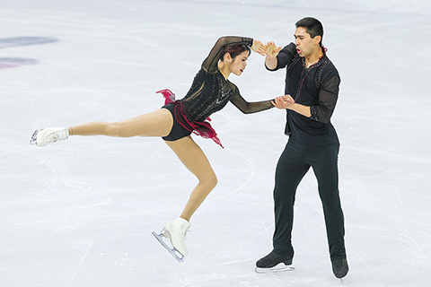 ◎ 2月15日晚,冬奧會花樣滑冰項目雙人滑短節目比賽在意大利米蘭舉行。圖為美國組合埃米莉·陳(左)/豪在比賽中。(中新社記者 駱雲飛 攝)