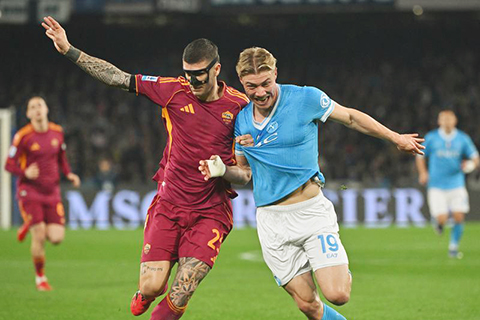 ◎ 二月十五日,羅馬球員文仙尼(左)與拿波里隊球員海倫拼搶。意大利足球甲級聯賽第二十五輪比賽中,拿波里隊主場二比二戰平羅馬隊。(新華社發)