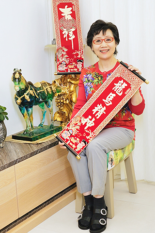 ◎ 實力派歌手兼中醫張德蘭賀年。