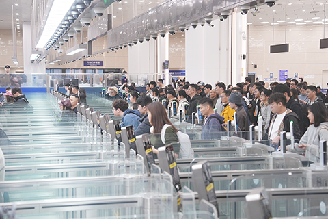 ◎ 春節假期首日橫琴口岸迎來客流高峰。