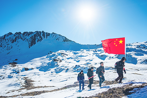 ◎ 在西藏山南市隆子縣玉麥鄉境內,護邊員洛桑羅布、拉巴次仁、索朗多吉、普布羅布(從左至右)在巡邏(二月六日攝)。