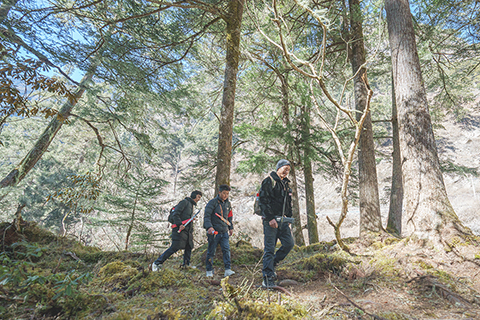 ◎ 在西藏山南市隆子縣玉麥鄉境內,護邊員們在叢林里巡邏(二月六日攝)。午飯過後,護邊員們從雪線一路往下繼續巡邏,海拔越來越低,樹林也越來越密。茂密的藤蔓灌木有時會把人完全遮住。護邊員們抽出腰間砍刀,一刀刀劈開攔路枝杈,踏出一條小徑。