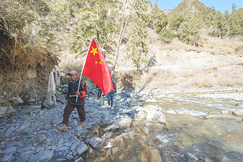 ◎ 在西藏山南市隆子縣玉麥鄉境內,護邊員們在河邊巡邏(二月六日攝)。