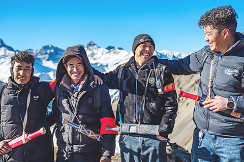 ◎ 在西藏山南市隆子縣玉麥鄉境內,護邊員拉巴次仁、普布羅布、洛桑羅布、索朗多吉(從左至右)在巡邏途中合影留念(二月六日攝)。