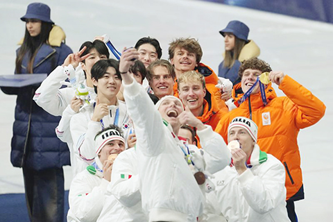 ◎ 2月20日,冠軍荷蘭隊(後右)、亞軍韓國隊(後左)和季軍意大利隊在頒獎儀式上自拍。冬奧會短道速滑男子5000米接力A組決賽在意大利米蘭舉行。(新華社記者 薛宇舸 攝)
