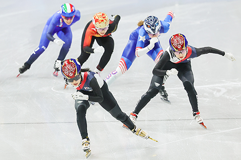 ◎ 2月20日晚,冬奧會短道速滑女子1500米A組決賽在意大利米蘭舉行。韓國選手金吉莉以2分32秒076的成績奪冠,衛冕冠軍、韓國選手崔敏靜獲得亞軍,美國選手斯托達德摘銅。圖為韓國選手金吉莉(前左)、韓國選手崔敏靜(前右)等在比賽中。(中新社記者 駱雲飛 攝)