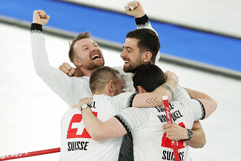 ◎ 2月20日,瑞士隊選手慶祝獲勝。冬奧會冰壺男子銅牌賽中,瑞士隊9比1戰勝挪威隊,獲得銅牌。(新華社記者 張晨霖 攝)