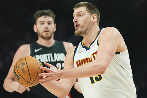 ◎ 祖基奇(右)率領金塊五十四分客勝拓荒者,創出隊史紀錄。(美聯社)