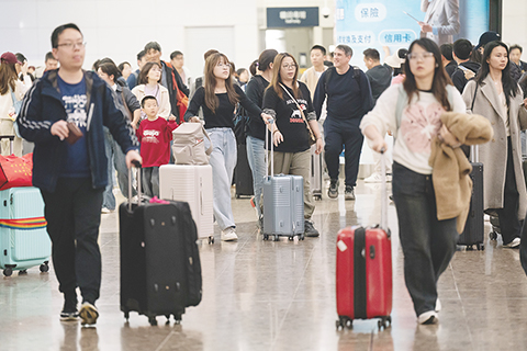 ◎ 二月廿二日年初六,農曆新年長假期踏入尾聲,大批外遊、北上探親的港人經各口岸返港,入境處預計當日為入境高峰。圖為市民與遊客經西九龍高鐵站抵港。(香港中通社記者陳奕啟攝)