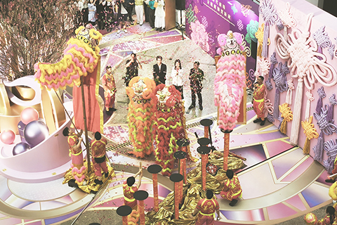 ◎ 二月廿三日,大年初七,香港時代廣場鑼鼓喧天,龍獅起舞。當天,在眾多市民和訪港遊客歡呼聲中「金龍醒獅賀新歲」熱鬧舉行。(香港中通社圖片)