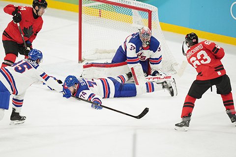◎ 2月22日,米蘭冬奧會男子冰球決賽在意大利米蘭進行,美國隊(白)2比1戰勝加拿大隊(紅),獲得冠軍。雙方在常規時間打成1比1,在加時賽階段,美國隊打入制勝球,獲得勝利。(中新社記者 蔣啟明 攝)