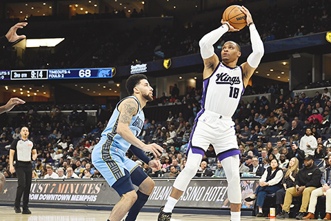 ◎ 帝王十八號韋斯博克投射,昨役客勝灰熊。(美聯社)