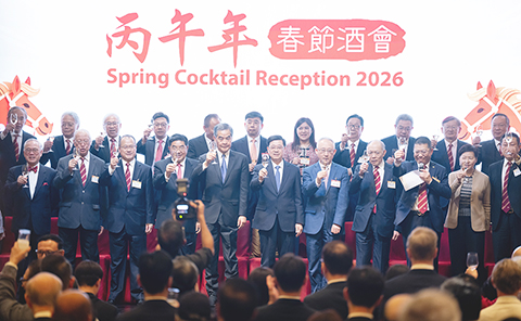 ◎ 二月廿四日,香港中華總商會舉行丙午年春節酒會,邀請政商界代表共賀新春。圖為香港特別行政區行政長官李家超等嘉賓祝酒。(香港中通社記者陳奕啟 攝)