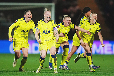 ◎ 熱刺女足昨晨終於在女子英總盃晉級。她們九十分鐘曾與倫敦城雄獅女足二比二戰平。(美聯社)