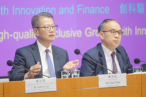 ◎ 二月廿五日下午,香港特區政府財政司司長陳茂波舉行記者會,就新一份財政預算案會見媒體。圖為陳茂波(左)、香港特區政府財經事務及庫務局局長許正宇出席記者會。(中新社記者 陳永諾 攝)