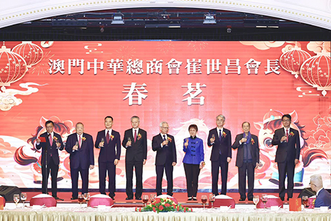 ◎ 岑浩輝、張應傑、卞立新、戴勁松、張永春在崔世昌、中華總商會永遠會長馬有禮、理事長馬志毅、監事長盧建陪同下向來賓祝酒。