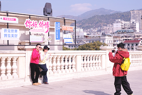 2月19日,遊客在青田街頭拍照留念。(林波 攝)