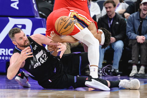 ◎ 爵士四十二號拿夫倒地不忘與鵜鶘的費亞斯爭搶,是役鵜鶘勝。(美聯社)