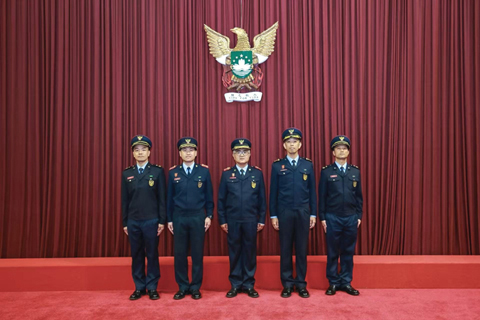 ◎ 消防局領導層與新晉升一等消防區長合照。