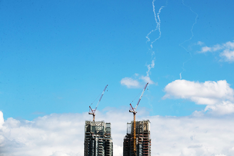 ◎ 二月二十八日,以色列民防軟件顯示,以色列全境多座城市再次響起防空警報。新華社記者在特拉維夫聽到城市上空傳來爆炸聲,並看到天空中有以軍防空系統發射攔截彈留下的白色煙軌。圖為當日在以色列特拉維夫市區拍攝的以軍防空系統發射攔截彈留下的白色煙軌。(新華社記者 陳君清 攝)