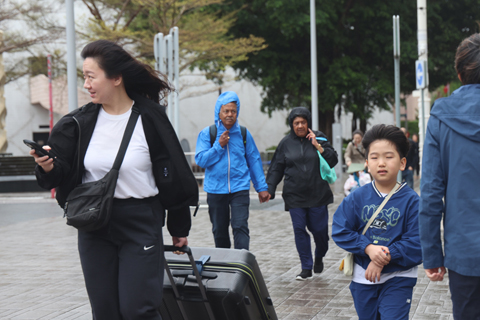 ◎ 二月二十八日,市民遊客周末出行。香港天文台表示,受到廣闊低壓槽影響,天氣漸轉不穩定。下周初受一股潮濕的偏南氣流影響,華南沿岸仍有幾陣驟雨。預料下周中至後期受東北季候風影響,天氣稍涼。(香港中通社記者鄧梓傑 攝)