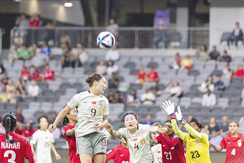 ◎ 中國女足前鋒九號烏日古木拉昨役爭頂。(新華社發 胡涇辰攝)