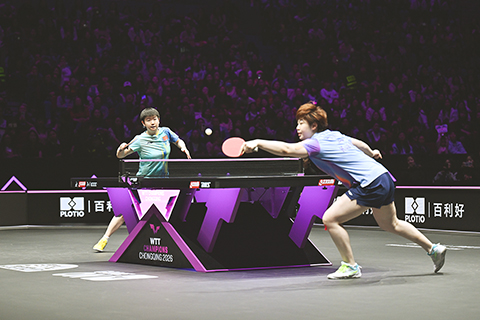 ◎ 3月14日,WTT重慶冠軍賽2026女子單打四分之一決賽中,中國選手蒯曼(右)4比2戰勝隊友孫穎莎,晉級半決賽。(中新社記者何蓬磊 攝)