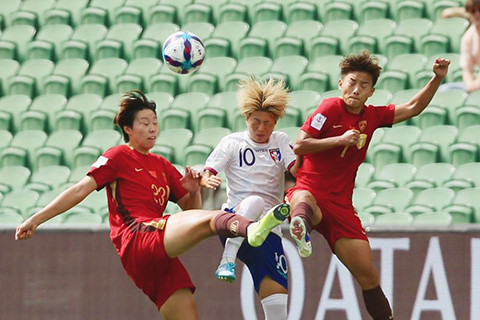 ◎ 三月十四日,中國台北隊球員松永早姬(中)與中國隊球員邵子欽(左)和王霜在比賽中拼搶。(新華社發周丹 攝)