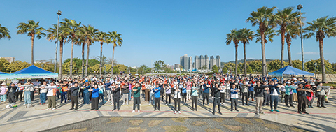 ◎ 全體參與者進行健身操。