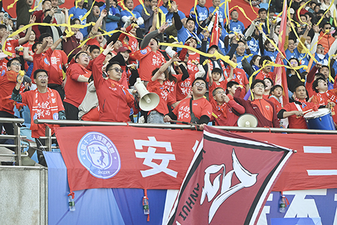 ◎ 三月十四日,合肥城市足球聯賽在合肥體育中心開賽。圖為觀眾為球員加油助威。(中新社記者韓蘇原 攝)