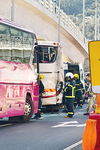 ◎ 澳門大橋三輛重型車碰撞意外,三十人受輕傷。(網上圖片)