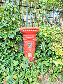 基金會門前有舊式郵筒