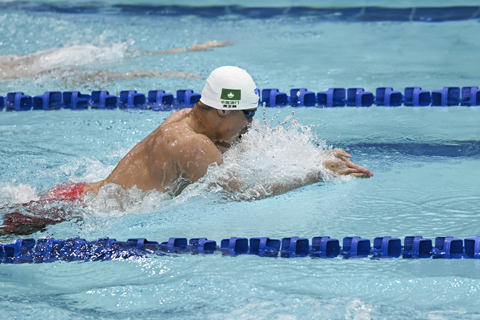 ◎ 3月20日,2026年中國游泳公開賽暨全國春季游泳錦標賽在廣東深圳進行。在男子100米蛙泳預賽中,中國澳門選手周文顥以1分02秒60晉級決賽。圖為周文顥在比賽中。(中新社記者陳驥旻 攝)
