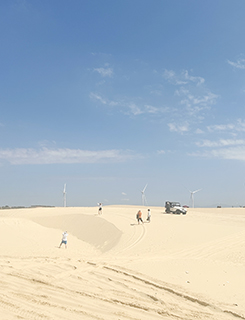 乘搭四驅車衝沙,刺激好玩。