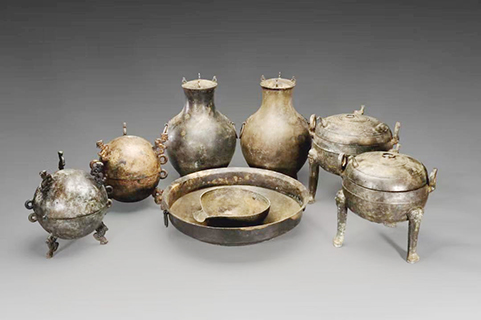 湖北襄陽酒店村墓地東區出土的青銅禮器組合。(湖北省文物局 供圖)