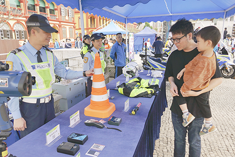 ◎ 現場展示多種交通警員執法器材。