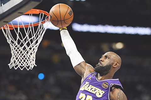 ◎ 三月二十一日在佛羅里達州奧蘭多舉行的NBA常規賽上半場對陣奧蘭多魔術隊的比賽中,洛杉磯湖人隊前鋒勒邦占士(23)突破扣籃得分。是役,湖人以一百零五比一百零四險勝魔術。(美聯社/PhelanM.Ebenhack)