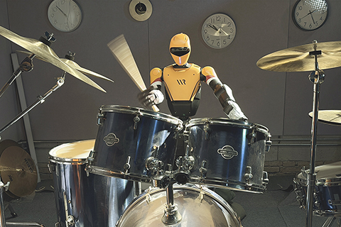 ◎ 三月廿三日,搭載全球首個GAE身外化身系統的人形機器人「Titano1(泰坦o1)」在杭州發佈。圖為「Titano1」此前表演打架子鼓。(西湖大學供圖)