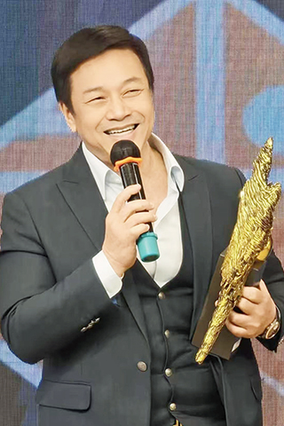 ◎ 唐季禮回港領獎。