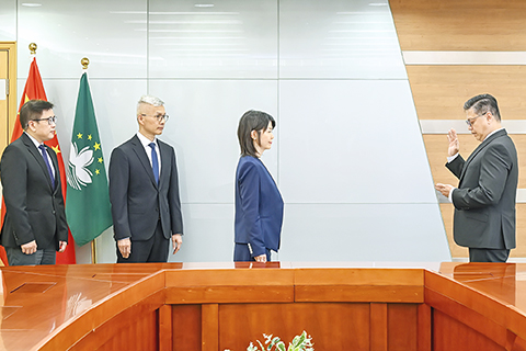 ◎ 經濟財政司司長戴建業主持財政局副局長郭日海就職儀式。