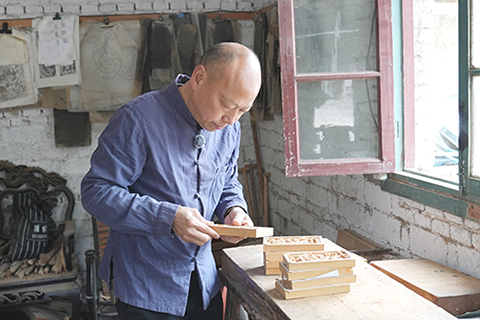 江西省婺源縣汪口村,俞友鴻在工作室內雕刻。(吳思瑜 攝)
