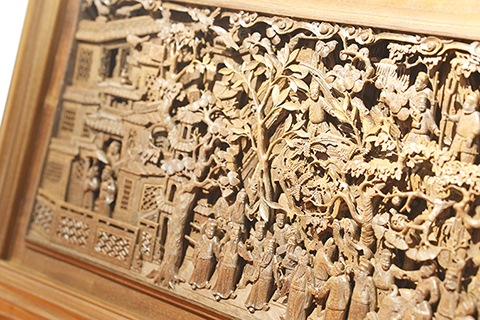 3月20日,俞友鴻工作室內展示的「婺源三雕」木雕作品《皇帝狩獵圖》。(吳思瑜 攝)