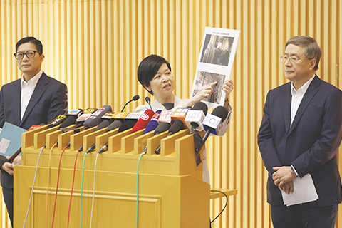 ◎ 三月廿七日,香港政務司副司長卓永興、保安局局長鄧炳強、房屋局局長何永賢及民政及青年事務局局長麥美娟下午見記者,公佈宏福苑受災居民可於四月二十至五月四日回單位執拾,最多停留三小時。圖為香港房屋局局長何永賢介紹情況。(香港中通社記者 陳奕啟 攝)