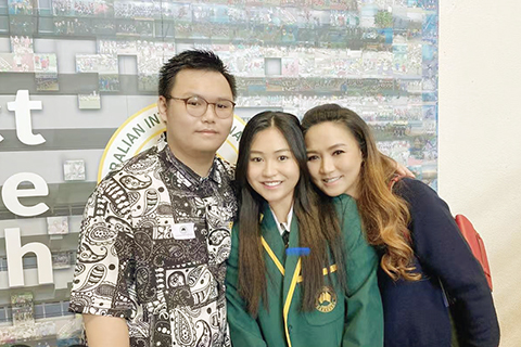 ◎ 曾梓栭(中)中學畢業時,與哥哥曾浩(左)、母親黎瑞恩,一家温馨合照!