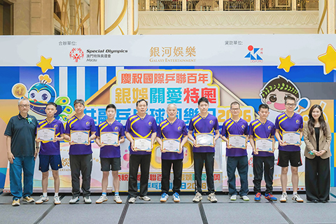 ◎ 嘉賓向銀娛員工康樂會乒隊頒感謝狀。