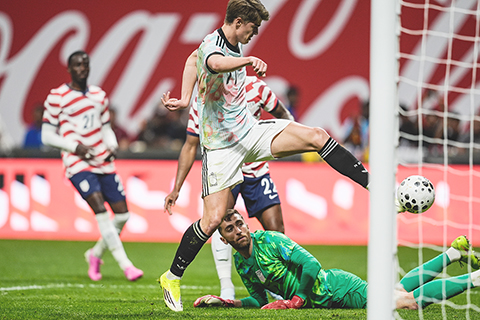 ◎ 比利時國足十七號迪基迪拉尼攻門,美足門將端拿(地下)只能目送。(美聯社)