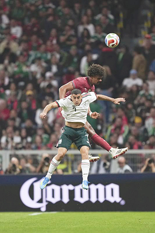 ◎ 三月二十八日,墨西哥隊球員比泰拿美(前)同葡萄牙隊球員韋加在比賽中爭頂。在墨西哥首都墨西哥城舉行的一場國際足球友誼賽中,墨西哥隊0比0戰平葡萄牙隊。(新華社記者 李木子 攝)
