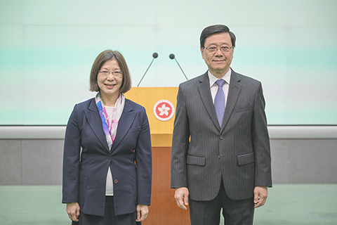 ◎ 三月三十日,香港特區行政長官李家超(右)、香港特區政府政制及內地事務局局長謝小華在香港特區政府總部會見傳媒。(中新社記者 陳永諾 攝)