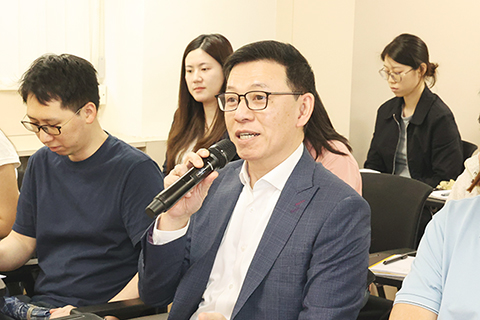 ◎ 廠商會代表在說明會上提問及發表意見。